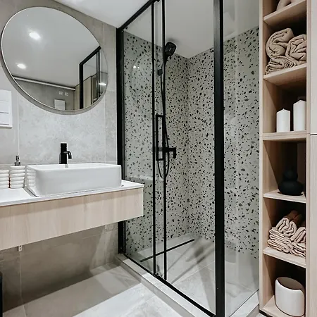 Jokai-j18 Three Bedroom Stylish Apartment *