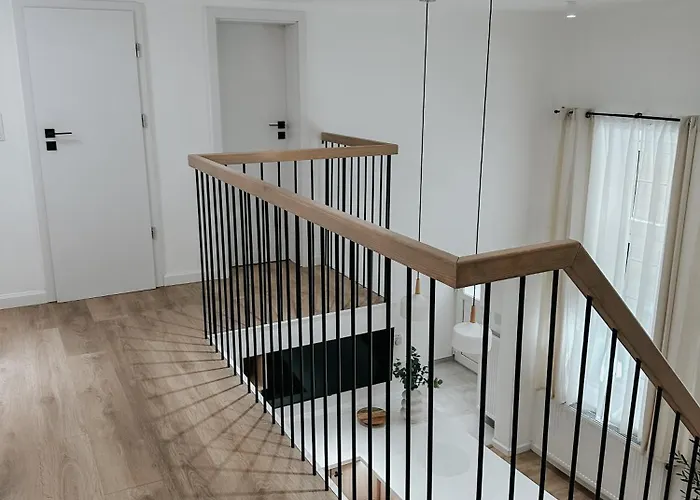 Jokai-j18 Three Bedroom Stylish דירה *