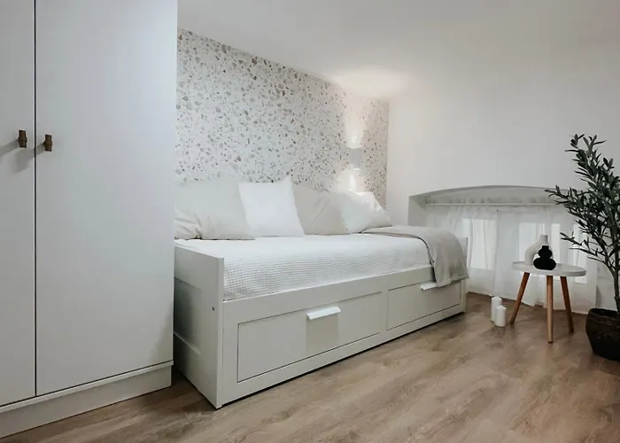 Jokai-j18 Three Bedroom Stylish דירה *